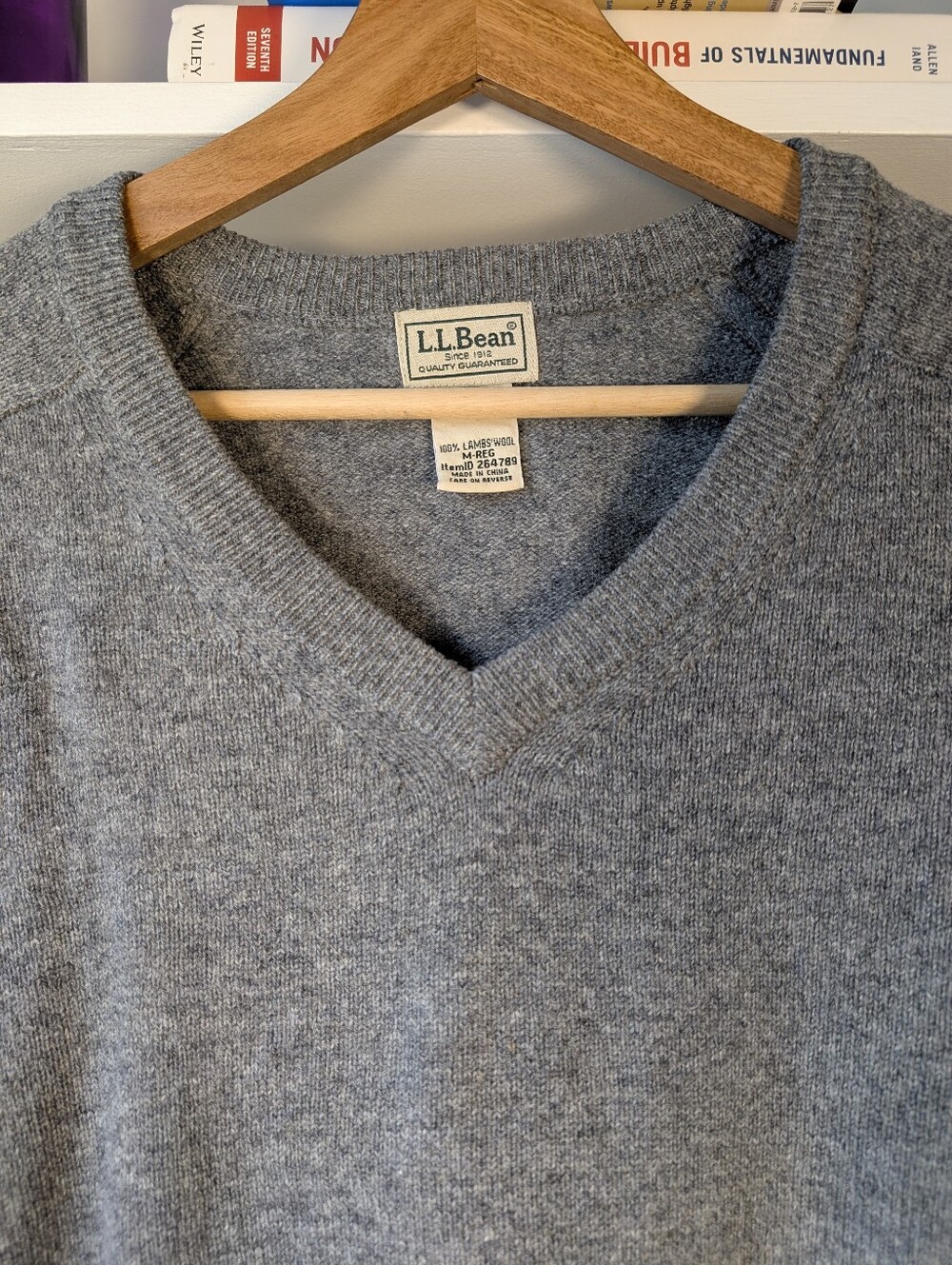 LL Bean Men's Lambs Wool Sweater V-Neck Grey Size Medium Preppy Teacher Academia - Picture 5 of 8